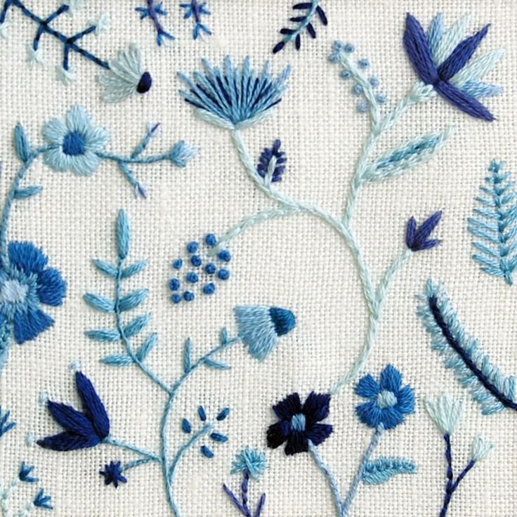 Вышивка цветов на ткани