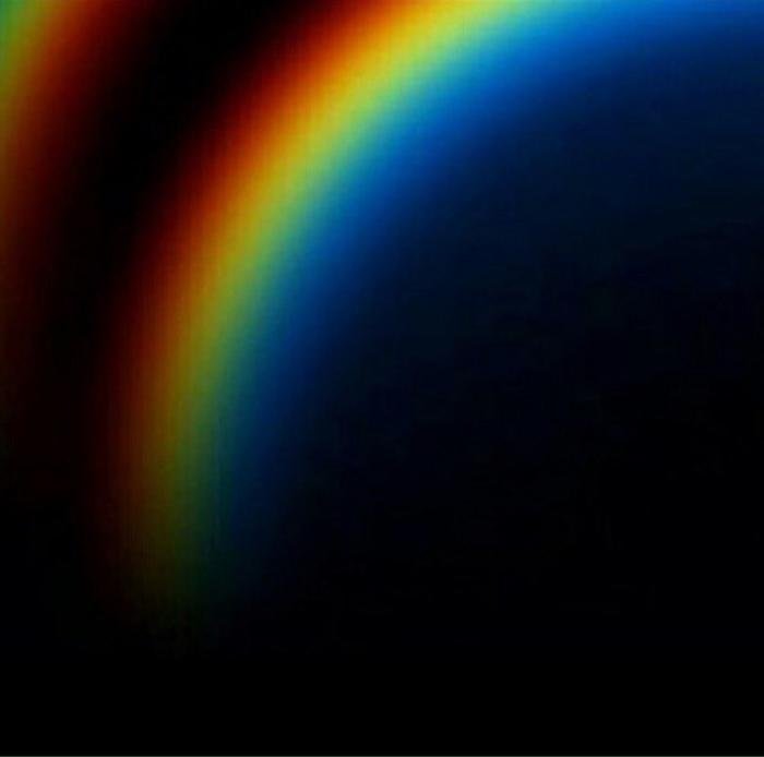 Радужные блики на черном фоне
