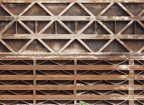 Металлическая балка ржавая