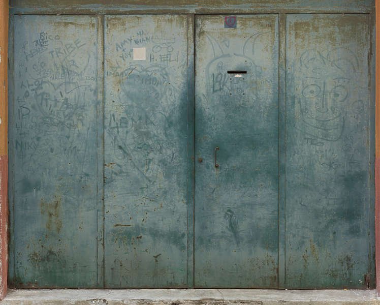 Старая железная дверь