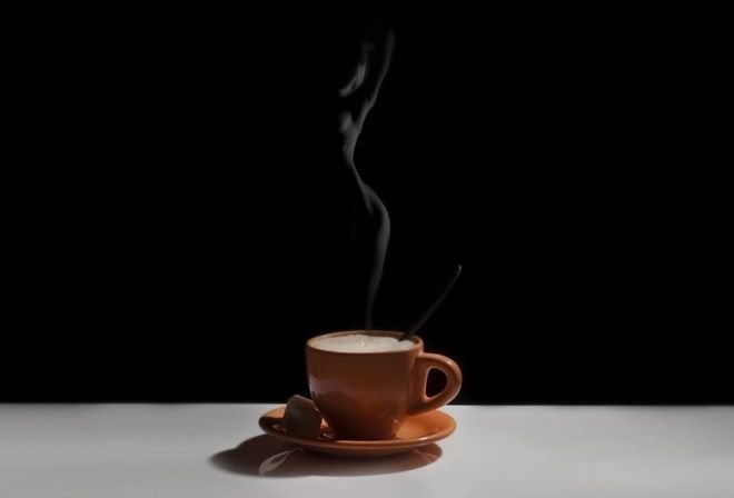 Чашка кофе на темном фоне