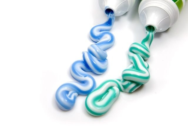 Тюбик зубной пасты