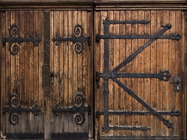 Средневековая дверь