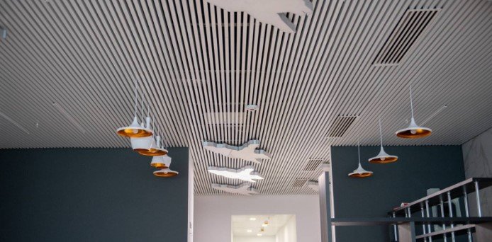 Кубообразный реечный потолок белый