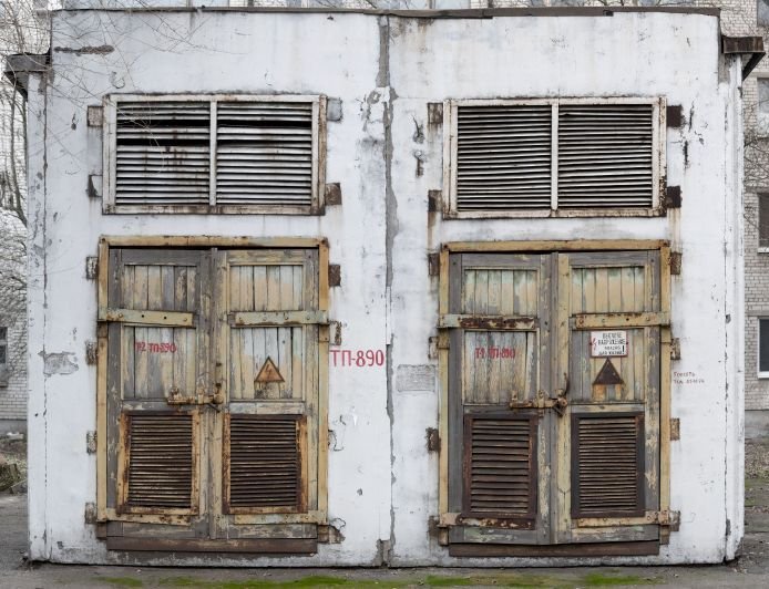 Дверь трансформаторной подстанции текстура