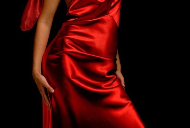 Красное атласное платье