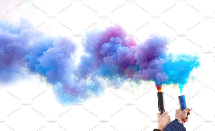 Дымовые шашки на белом фоне