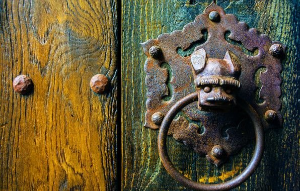 Старинная дверь