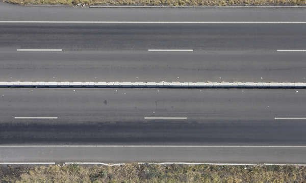 Бордюр на дороге