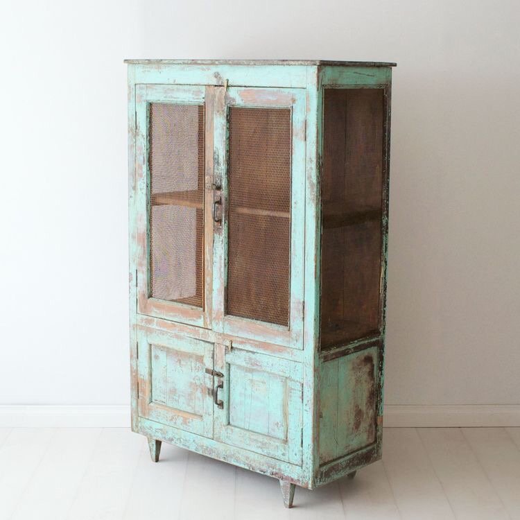 Старый шкаф