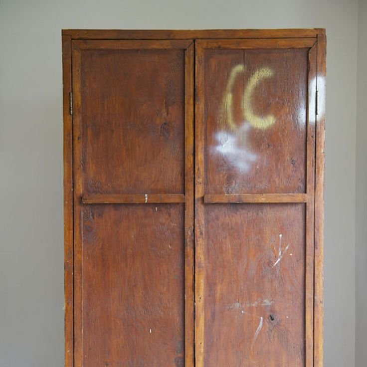 Старинный шкаф