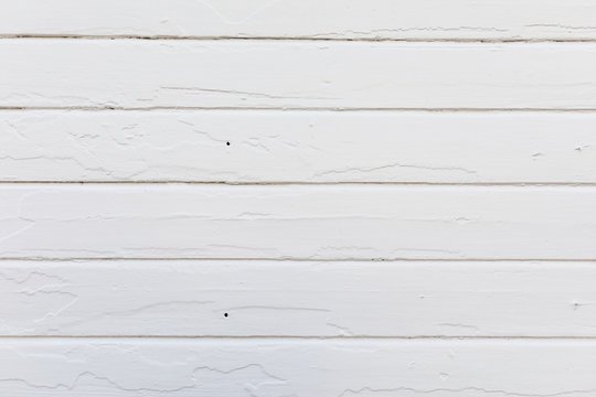 Брус окрашенный белой краской