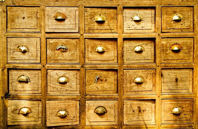 Шкаф со множеством ящиков