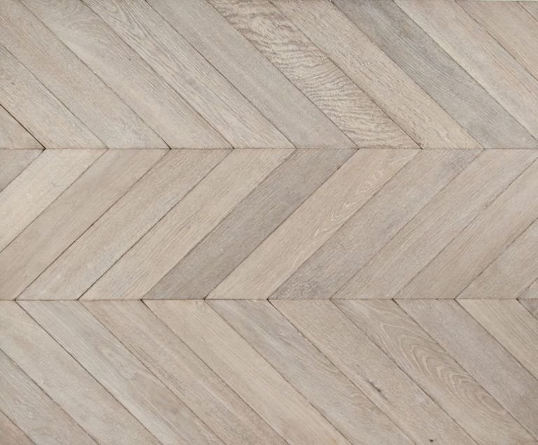 Светлый паркет елочкой