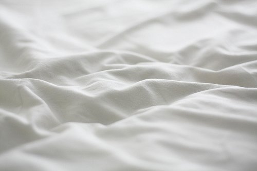 Мятая белая ткань