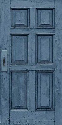 Дверь старинная серая