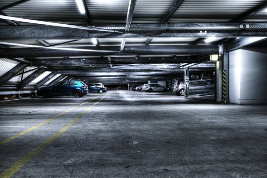 Машина в гараже