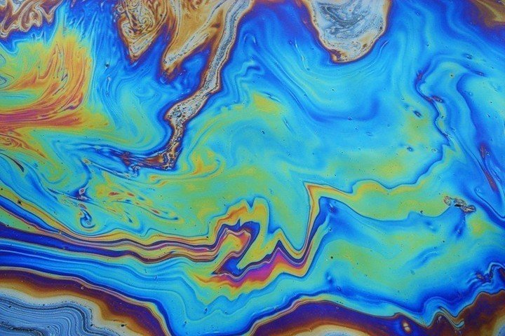 Бензиновые разводы на воде