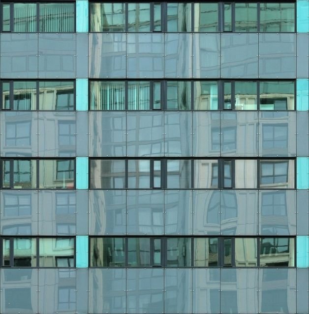 Стеклянный фасад здания