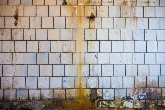 Старая кафельная стена