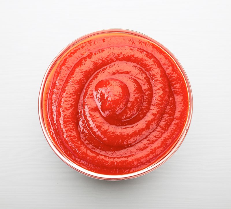 Кетчуп на тарелке вид сверху