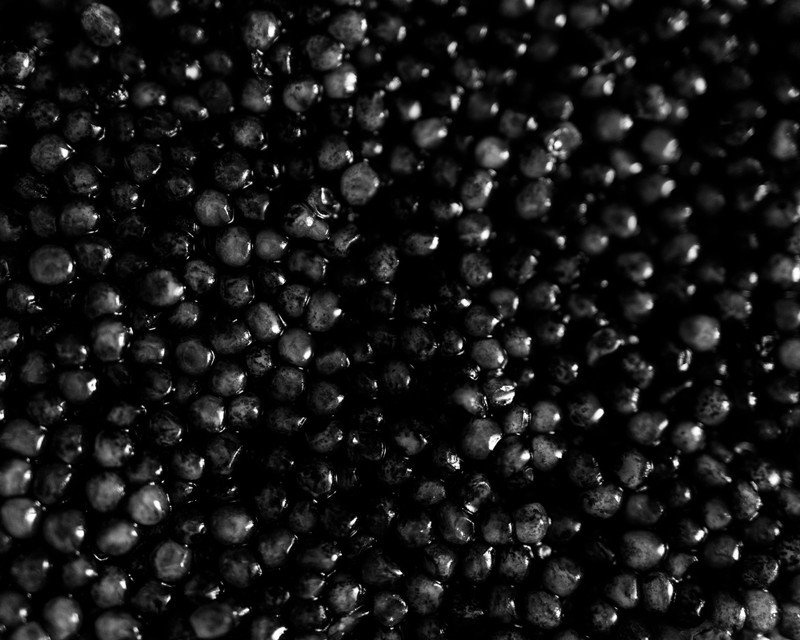 Икра на черном фоне