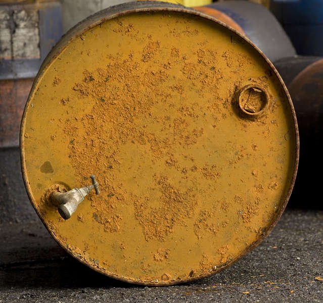 Бочка металлическая ржавая