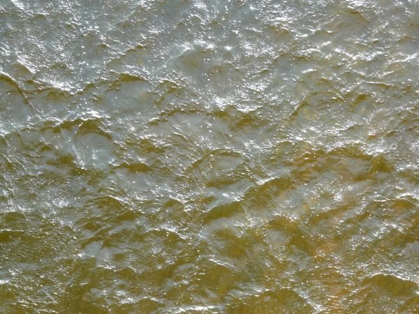 Мутная вода сверху