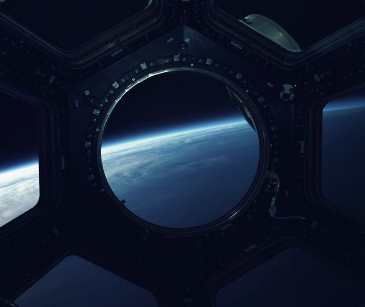 Иллюминатор МКС изнутри