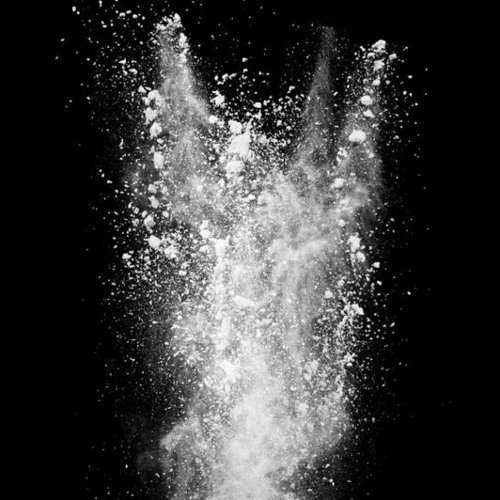 Мука на черном фоне