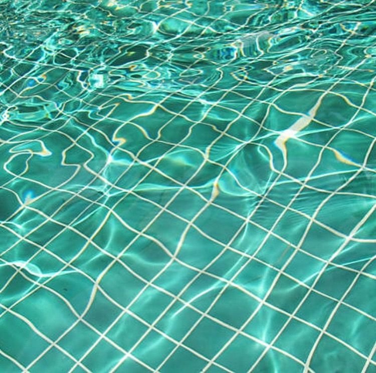 Вода в бассейне