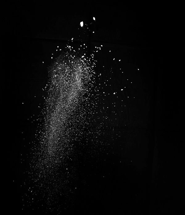 Струя воды на черном фоне