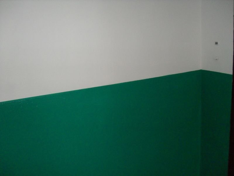 Стены покрашены наполовину