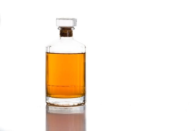 Бутылка виски без этикетки