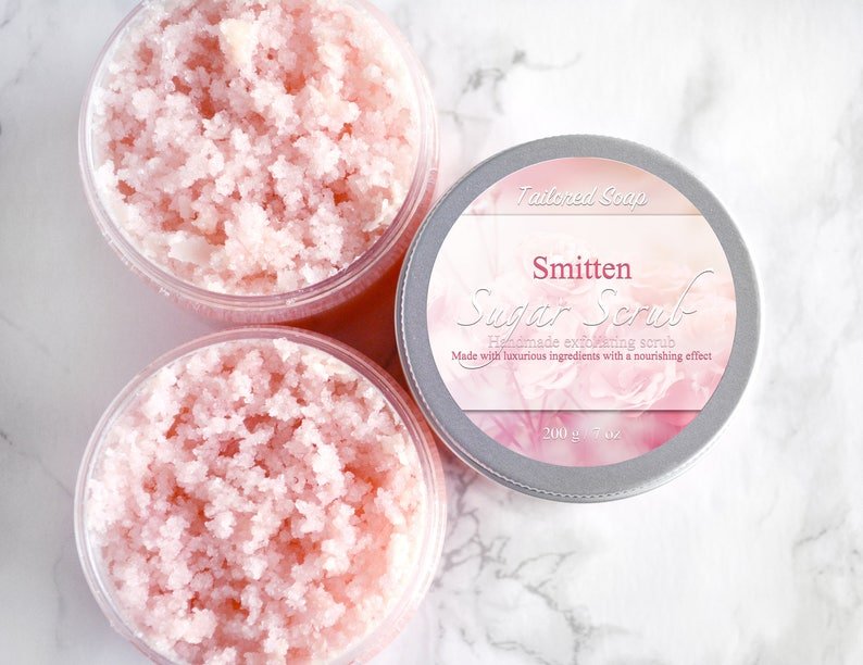 Скраб для тела в розовой баночке