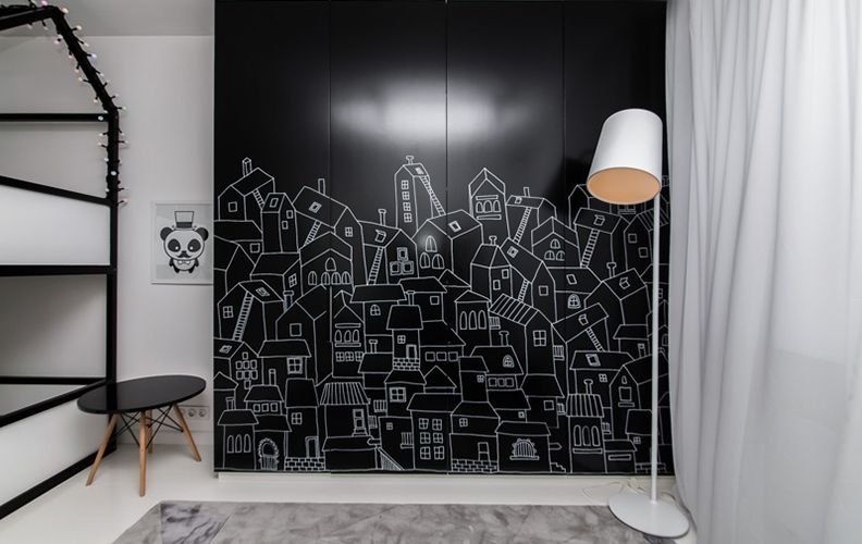 Меловая доска в комнате подростка