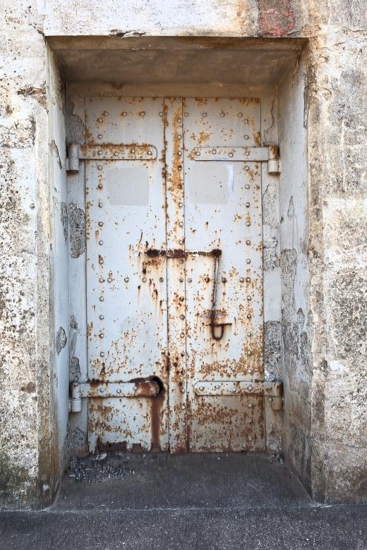 Дверь бункера