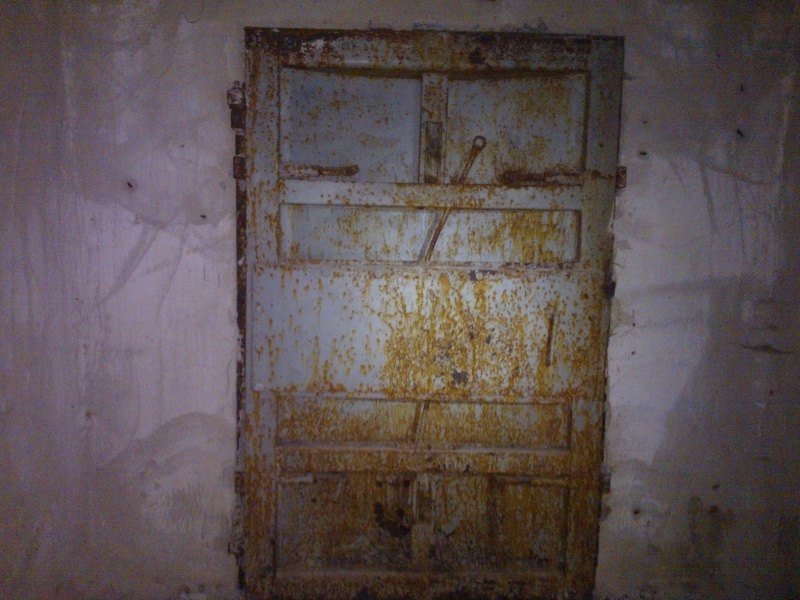 Старая железная дверь