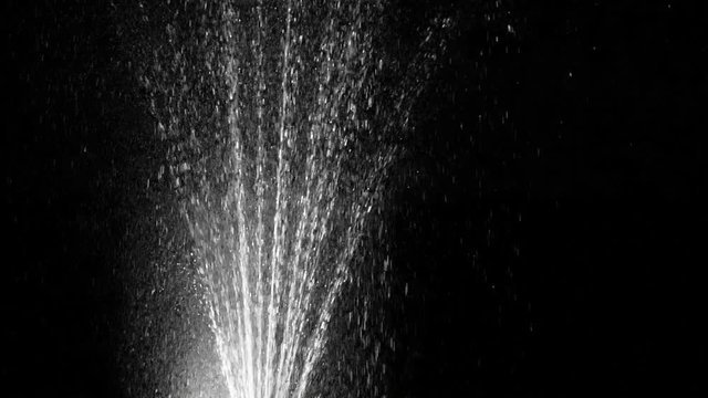 Струя воды на черном фоне