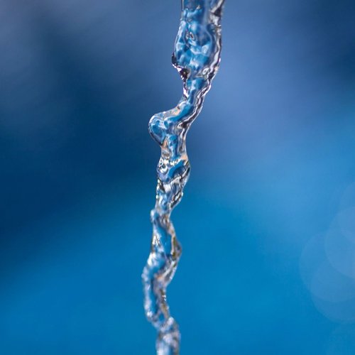 Вода льется