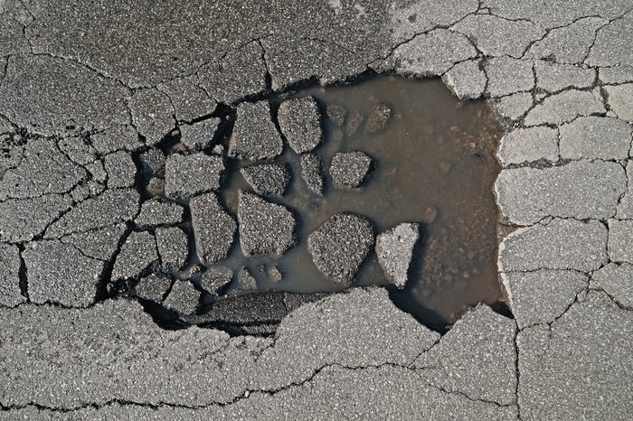 Трещины на асфальте
