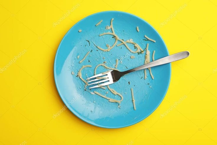 Тарелка с остатками еды