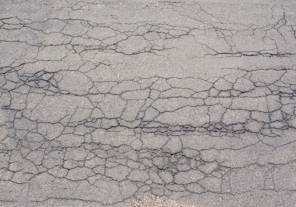 Трещины на асфальте