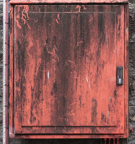 Ржавая железная дверь