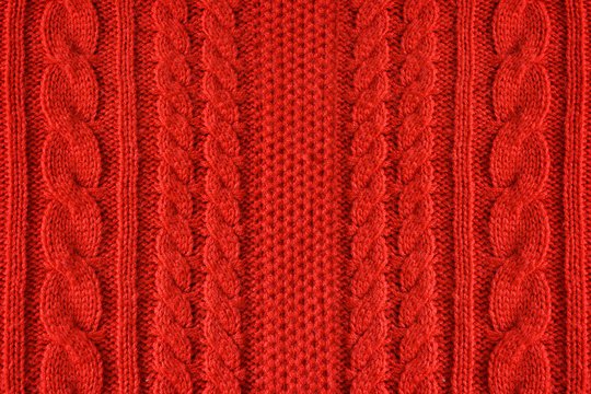 Красное вязаное полотно