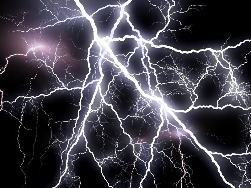 Молния на белом фоне