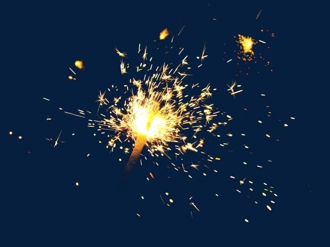 Бенгальский огонь на черном фоне