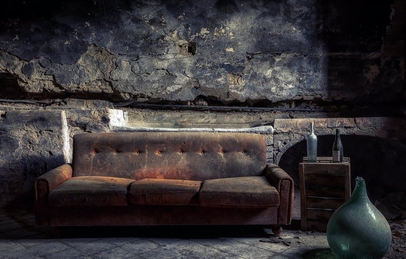 Рваный диван