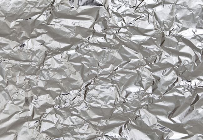 Мятая серебряная фольга