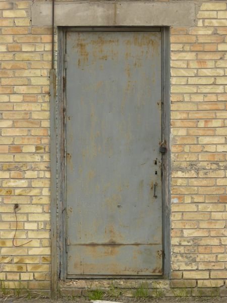 Старинная металлическая дверь